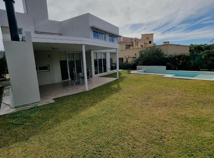 Casa · 270m² · 9 Ambientes · 2 Cocheras