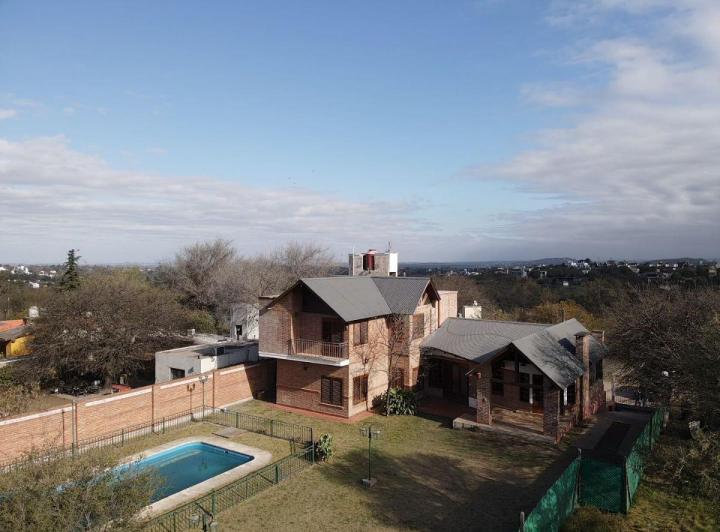 Casa · 380m² · 5 Ambientes · 2 Cocheras