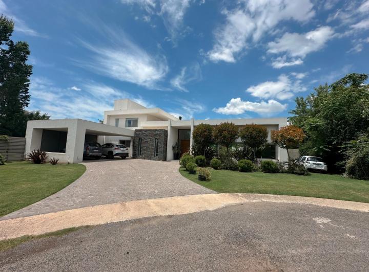 Casa · 600m² · 10 Ambientes · 4 Cocheras