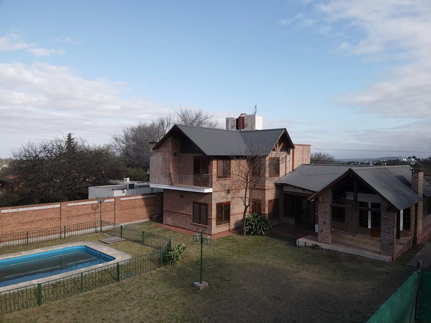 IMPONENTE CASA 3 DORMITORIOS, PILETA, QUINCHO Y DOBLE COCHERA | VALLE DEL SOL, MENDIOLAZA