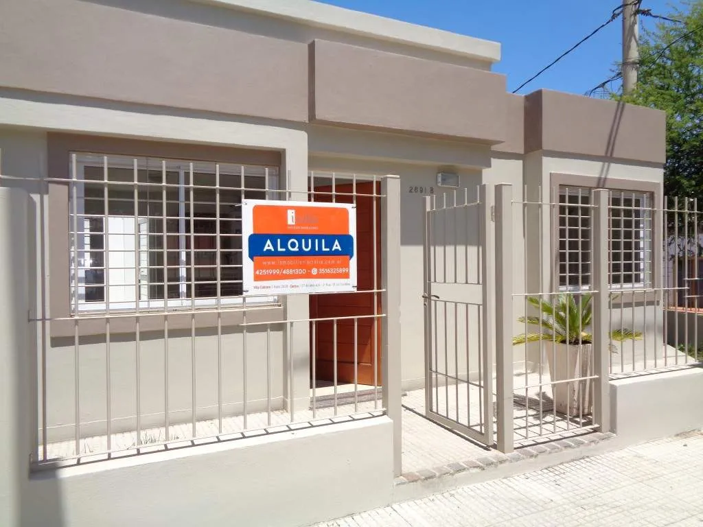 Barrio Villa Cabrera - Excelente Casa de 1 Dormitorio, Amplia con Cochera Cubier...