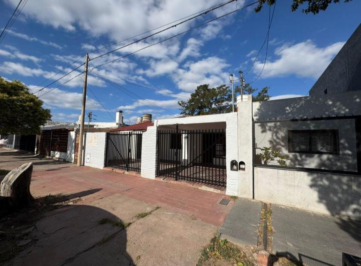 Casa · 180m² · 3 Ambientes · 2 Cocheras