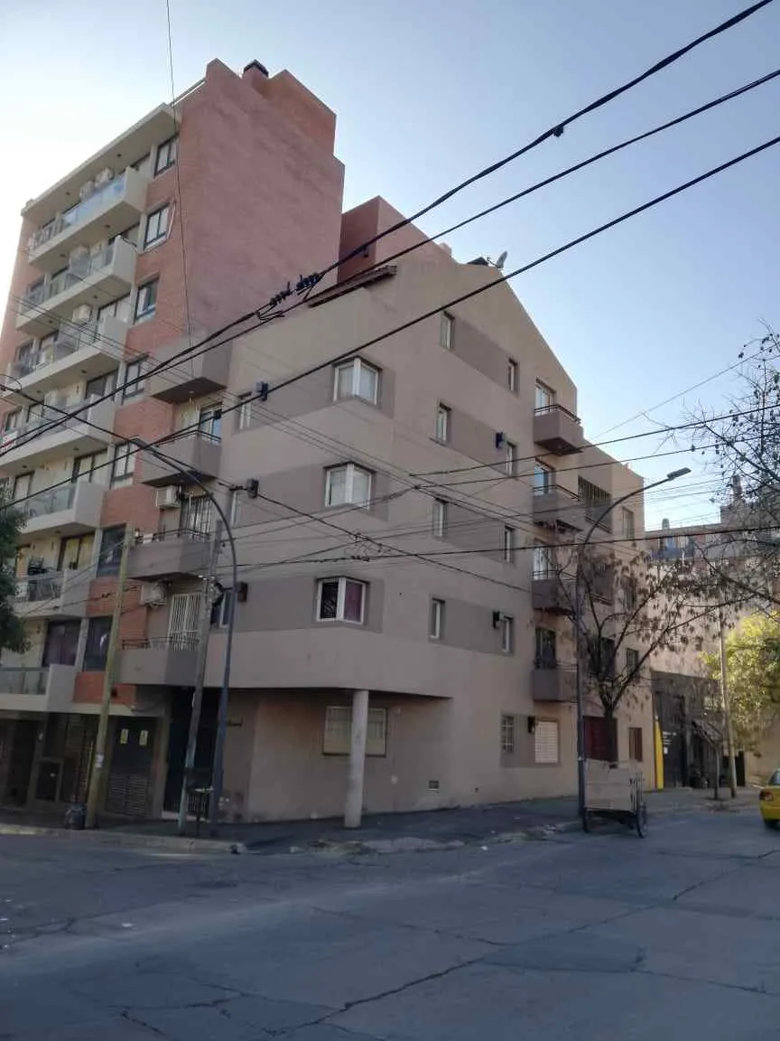 Se ALQUILA Departamento 1 Dormitorio en Planta Baja. Barrio Observatorio, muy próximo al Centro y Nueva Córdoba. Bajas Expensas.