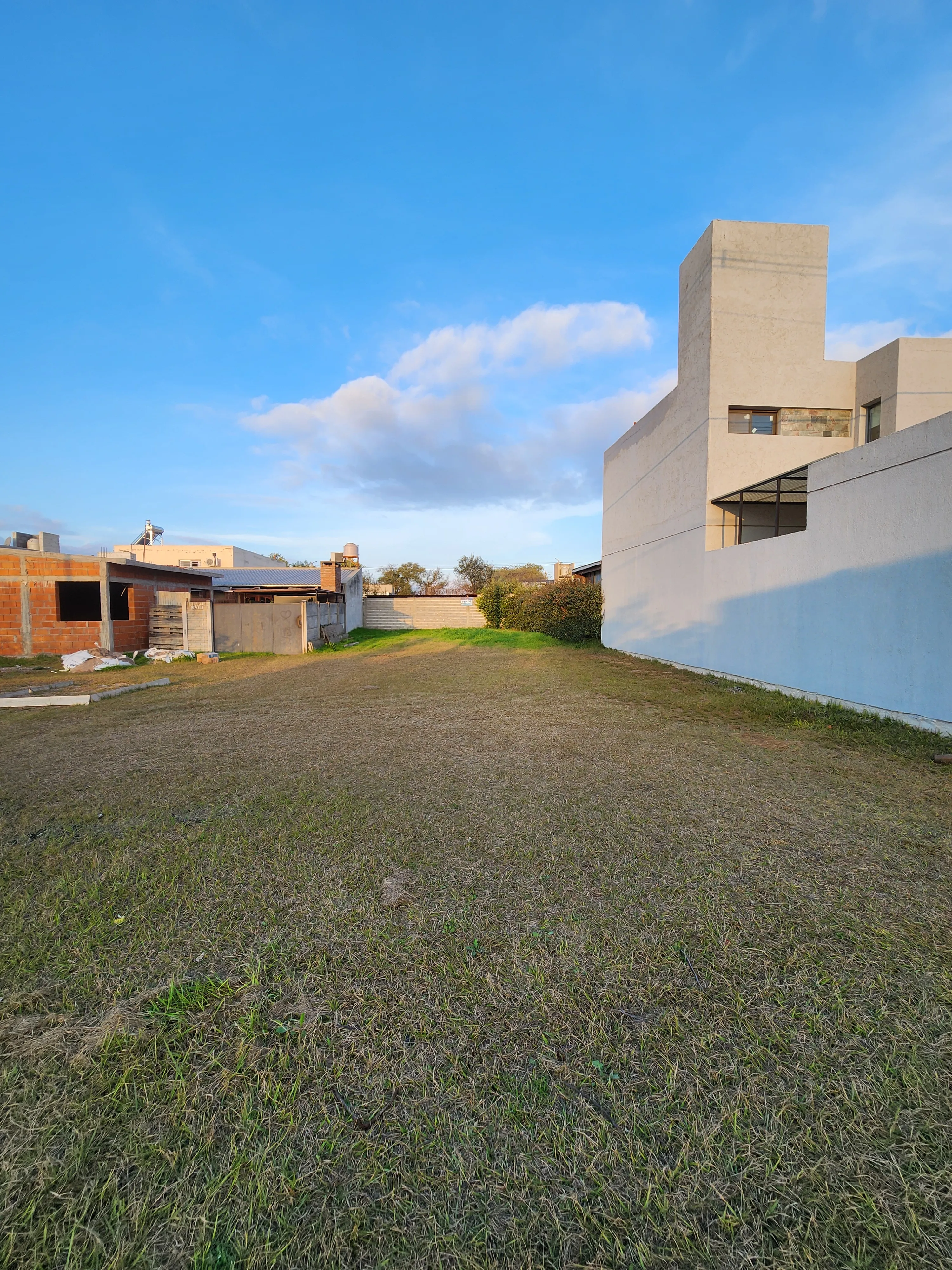 Lote impecable sobre la av principal