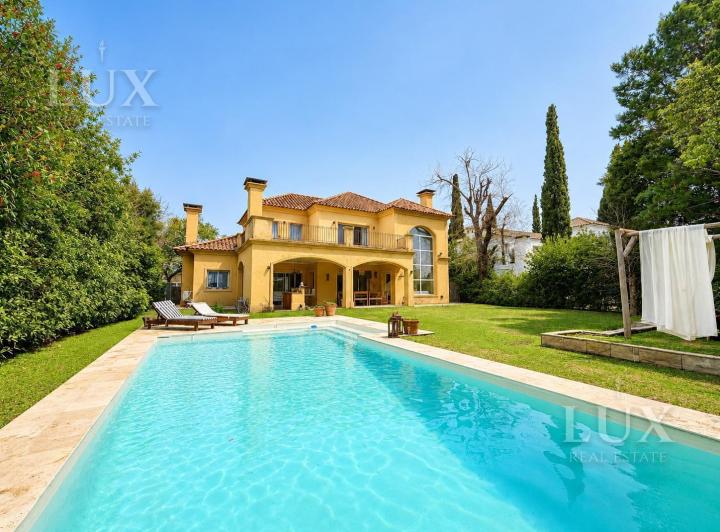 Casa · 320m² · 6 Ambientes · 3 Cocheras