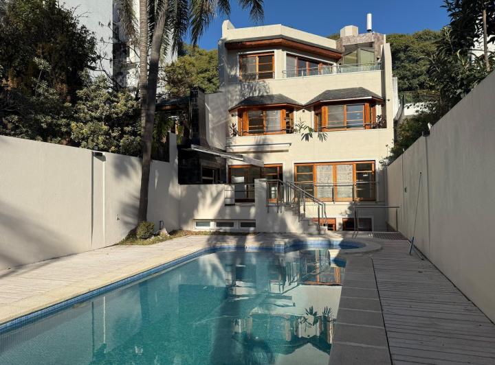 Casa · 683m² · 6 Ambientes · 5 Cocheras