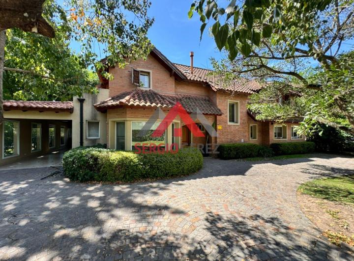 Casa · 300m² · 5 Ambientes · 2 Cocheras
