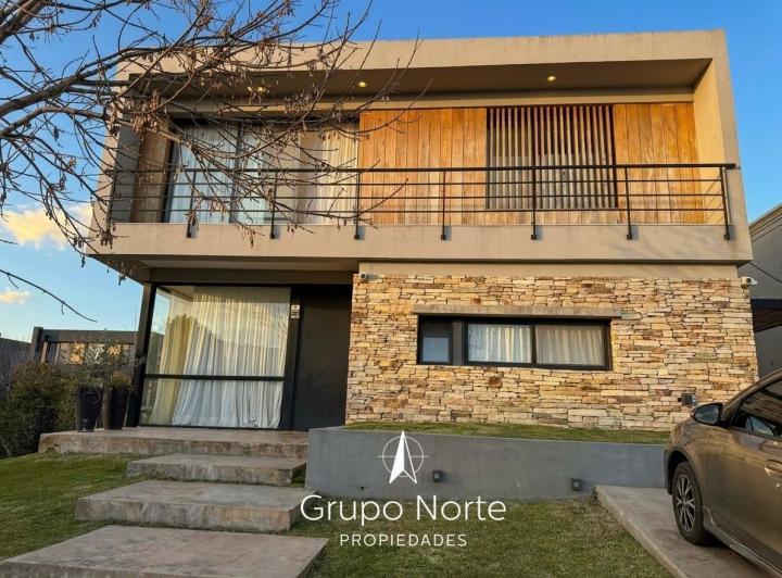 Casa · 270m² · 5 Ambientes · 2 Cocheras
