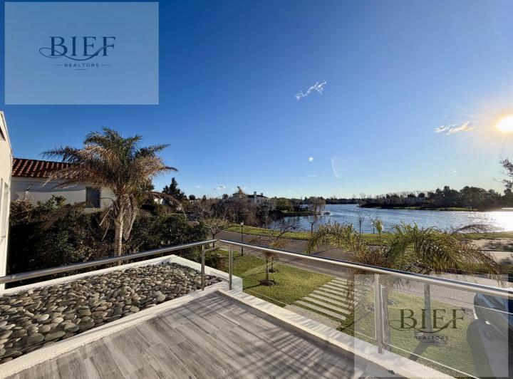 Casa · 1200m² · 5 Ambientes · 2 Cocheras