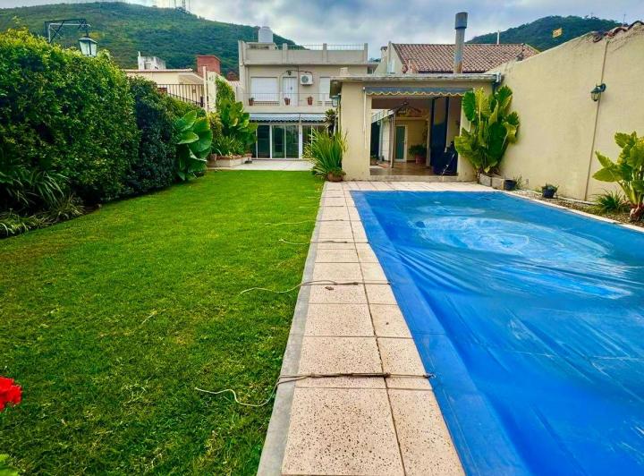 Casa · 300m² · 5 Ambientes · 2 Cocheras