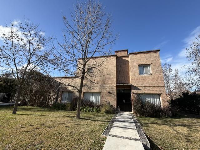 Casa · 240m² · 8 Ambientes · 2 Cocheras