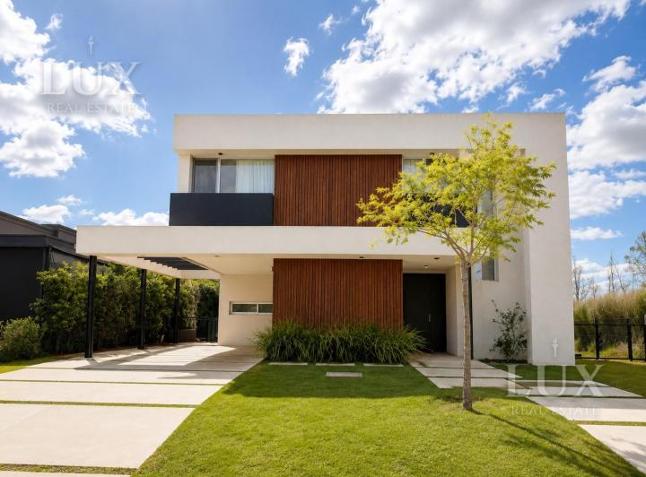 Casa · 236m² · 5 Ambientes · 4 Cocheras