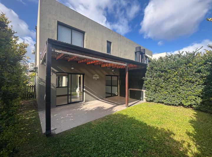 Casa · 147m² · 4 Ambientes · 2 Cocheras
