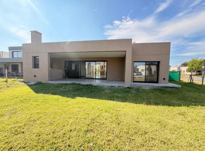 Casa · 159m² · 4 Ambientes · 6 Cocheras