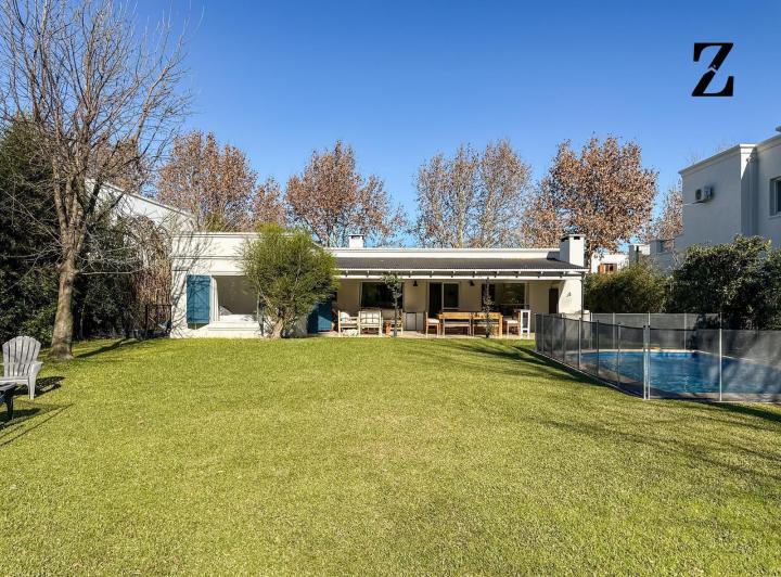 Casa · 217m² · 5 Ambientes · 2 Cocheras