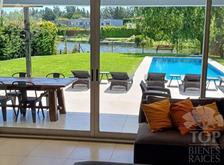 Casa · 270m² · 8 Ambientes · 5 Cocheras