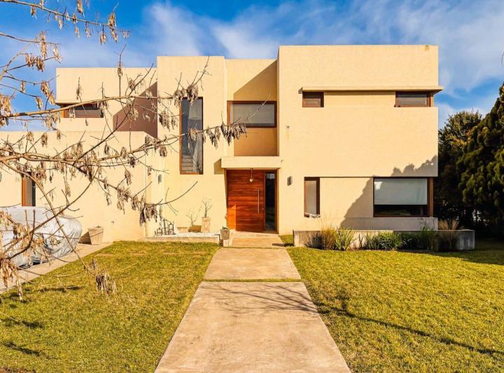 Casa · 350m² · 5 Ambientes · 2 Cocheras