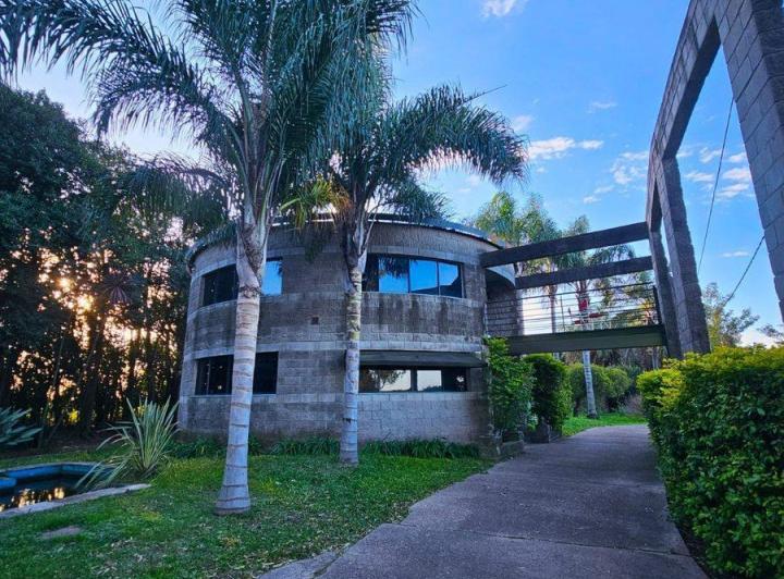 Casa · 200m² · 2 Ambientes · 1 Cochera
