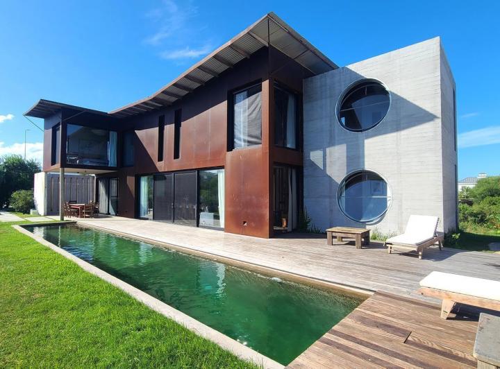 Casa · 257m² · 6 Ambientes · 2 Cocheras
