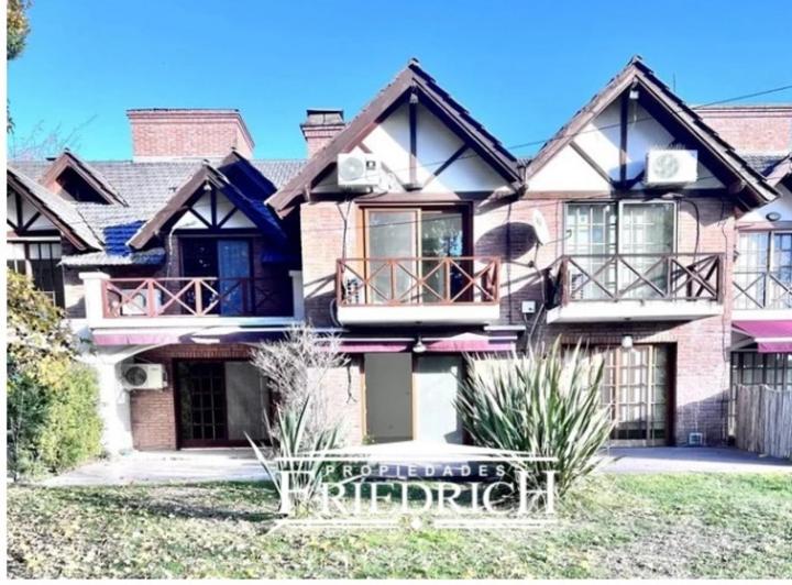 Casa · 140m² · 4 Ambientes · 3 Cocheras