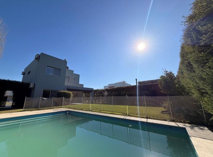 Casa · 166m² · 4 Ambientes · 1 Cochera