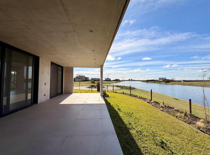 Casa · 346m² · 7 Ambientes · 1 Cochera