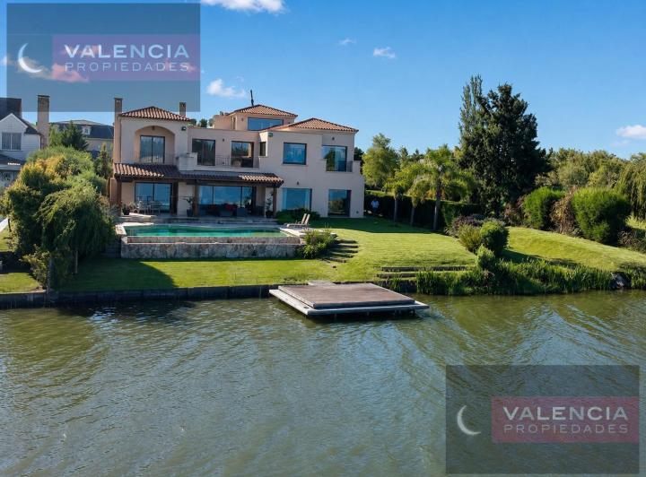 Casa · 820m² · 8 Ambientes · 2 Cocheras