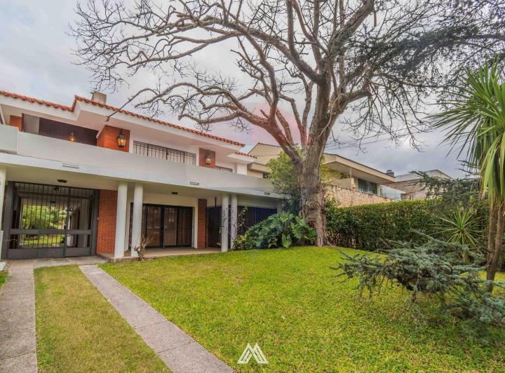 Casa · 348m² · 6 Ambientes · 2 Cocheras