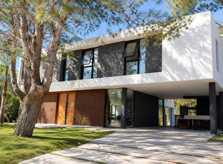 Casa · 900m² · 5 Ambientes · 2 Cocheras