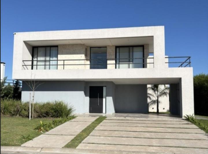 Casa · 230m² · 6 Ambientes · 2 Cocheras
