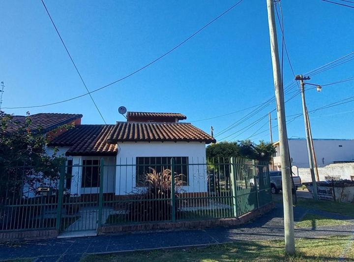 Casa · 100m² · 4 Ambientes · 2 Cocheras