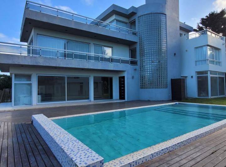 Casa · 250m² · 3 Dormitorios
