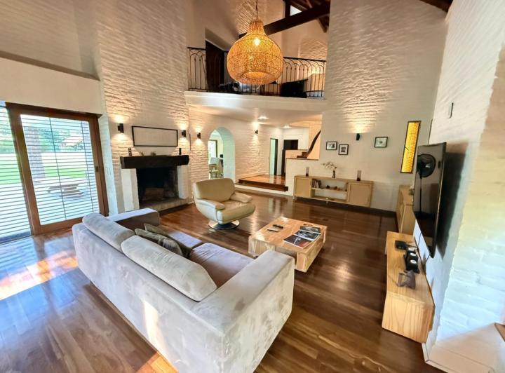 Casa · 338m² · 8 Ambientes · 2 Cocheras
