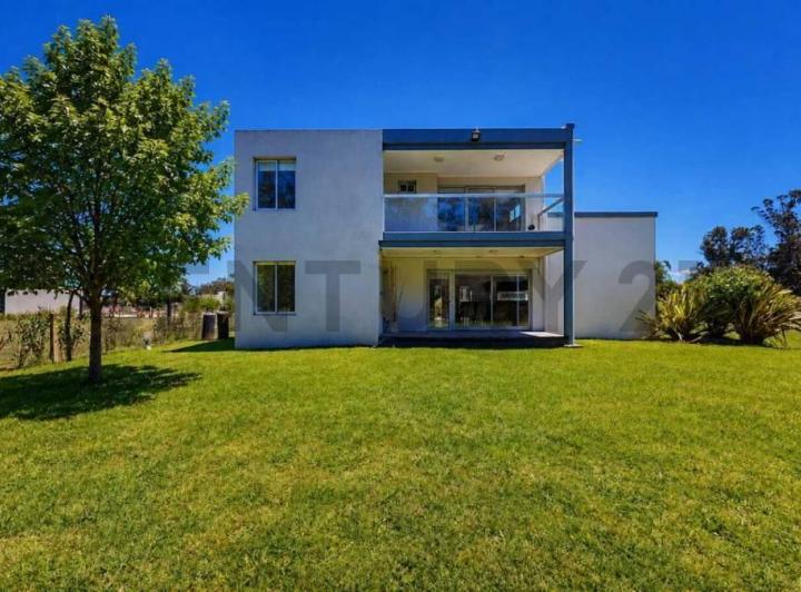 Casa · 210m² · 4 Ambientes · 2 Cocheras