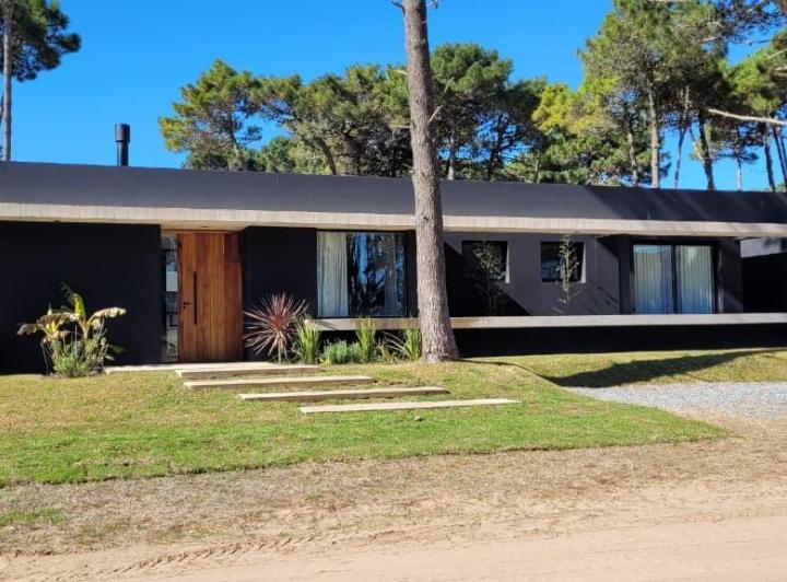 Casa · 220m² · 4 Ambientes · 1 Cochera