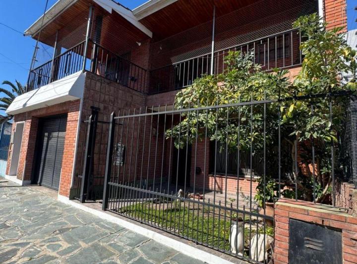Casa · 200m² · 6 Ambientes · 1 Cochera