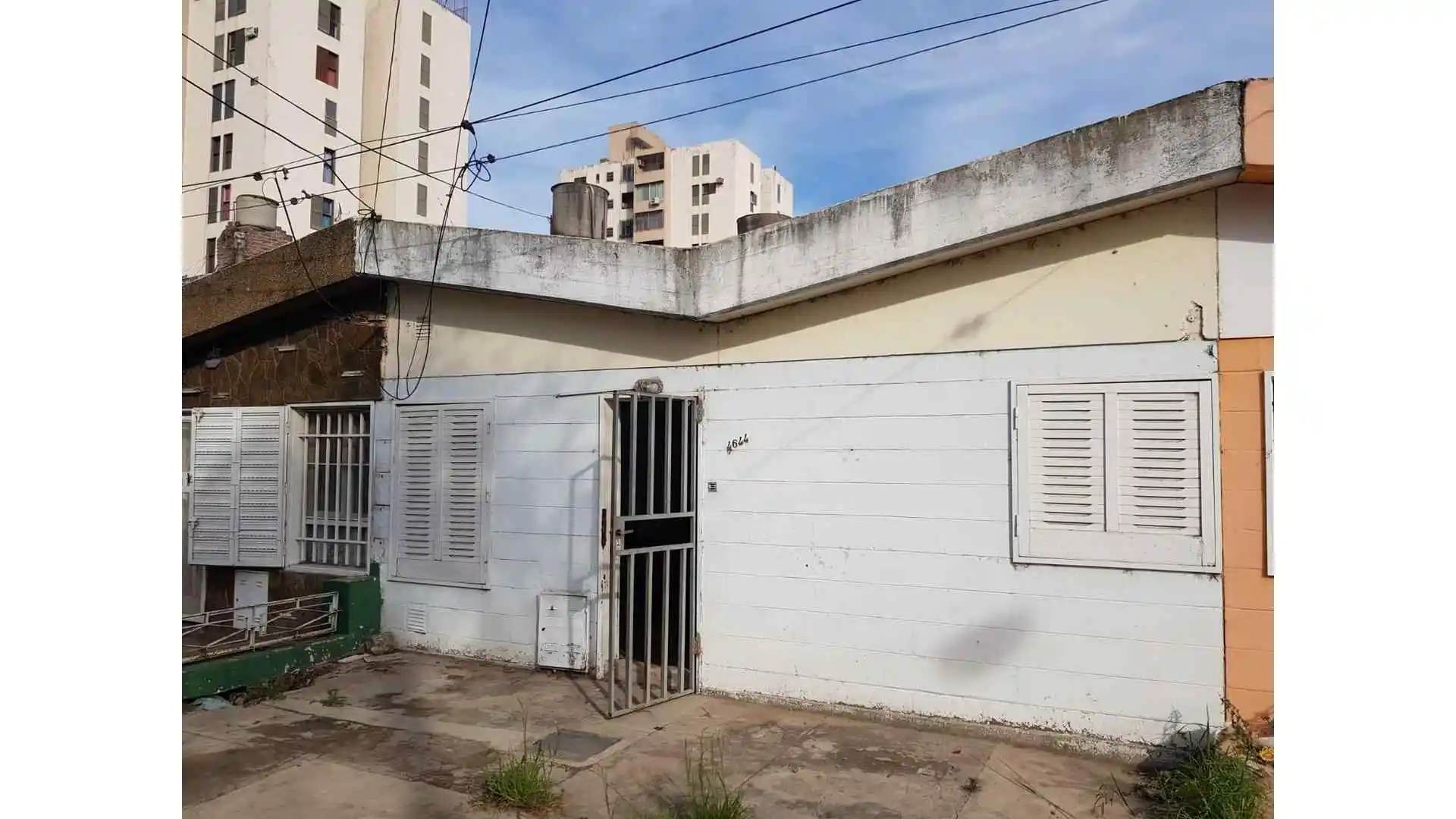 Casa dos dormitorios zona sur. Pje Planas Casas 4600.