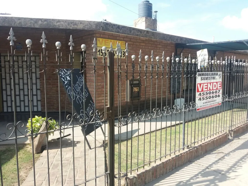 VENDO CASA! (3 Dorm.) A cuadras de Circunvalación. ESCUCHO OFERTAS!!