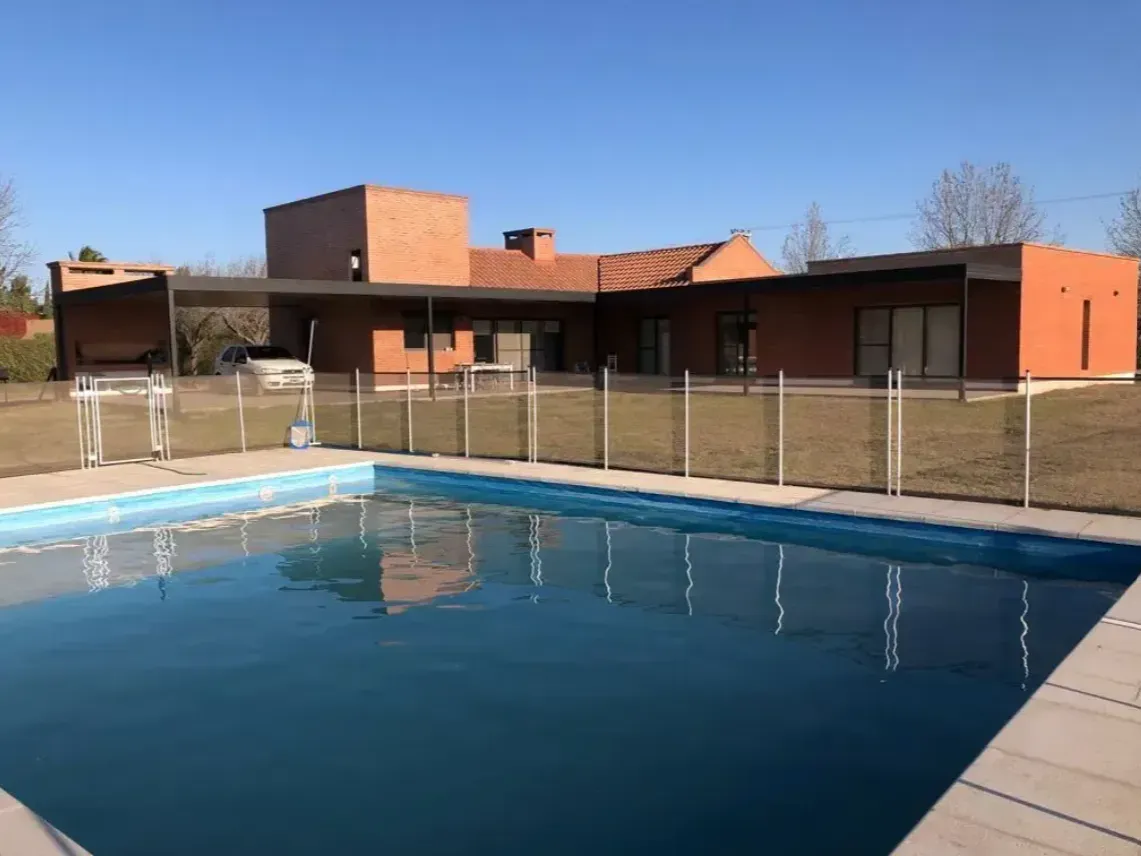 Alquiler casa una planta en Country Campos del Virrey — 300 m² cubiertos, 3 dorm (1 en suite), pileta, galería con asador y galpón