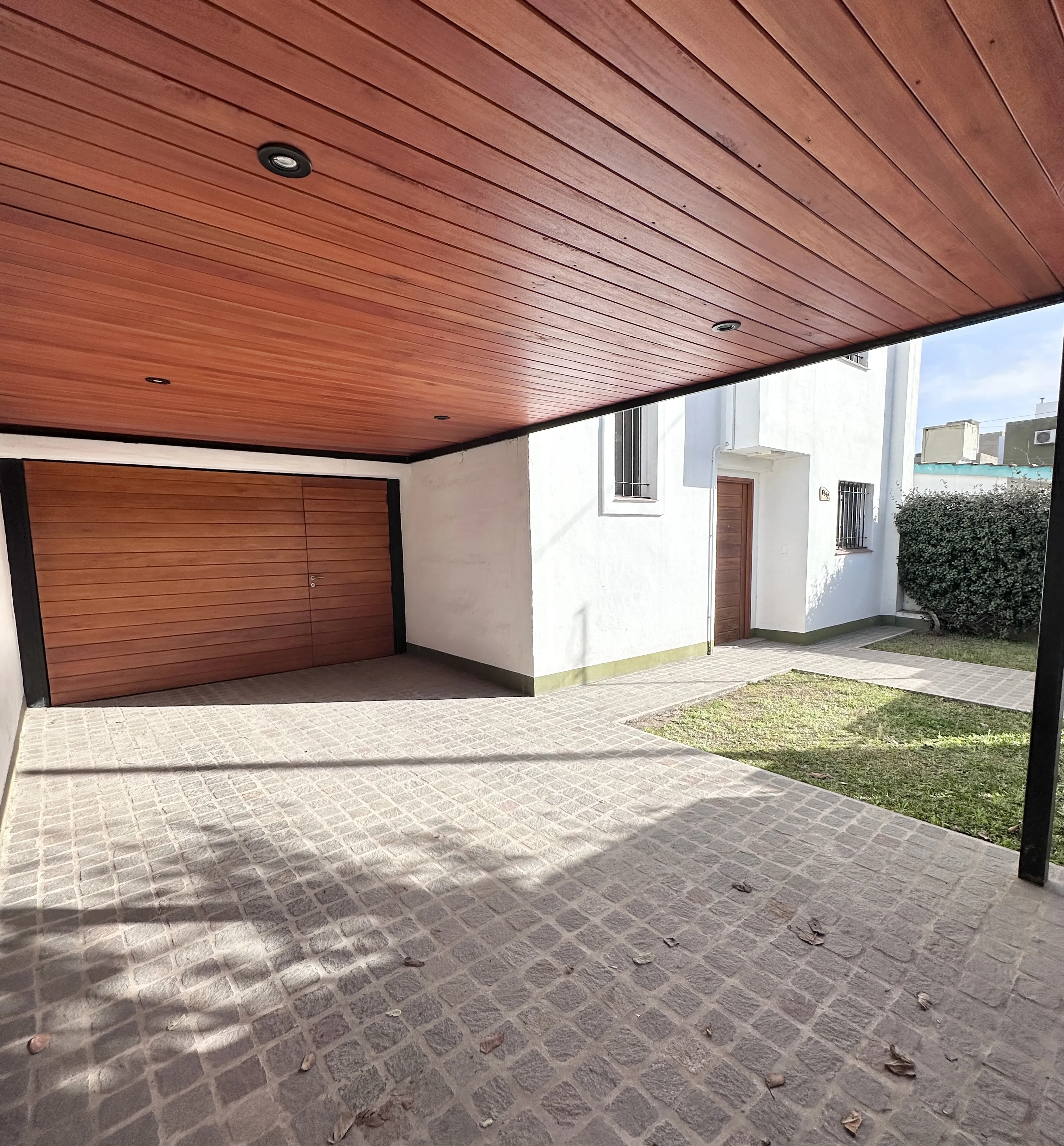 ARGÜELLO – EL REFUGIO | 3 DORM. + ESCRITORIO + PILETA | CASA EN VENTA