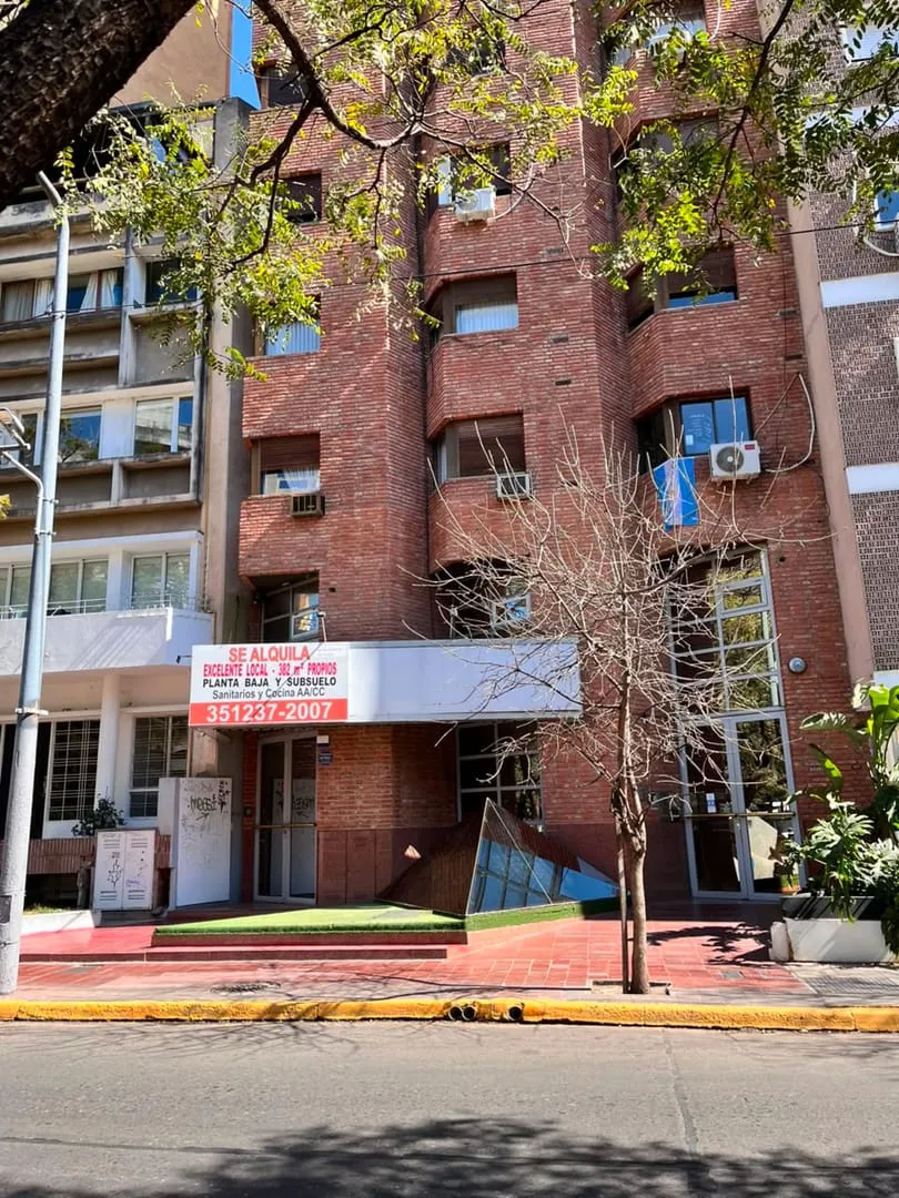 Piso completo sobre Cañada para uso profesional o comercial