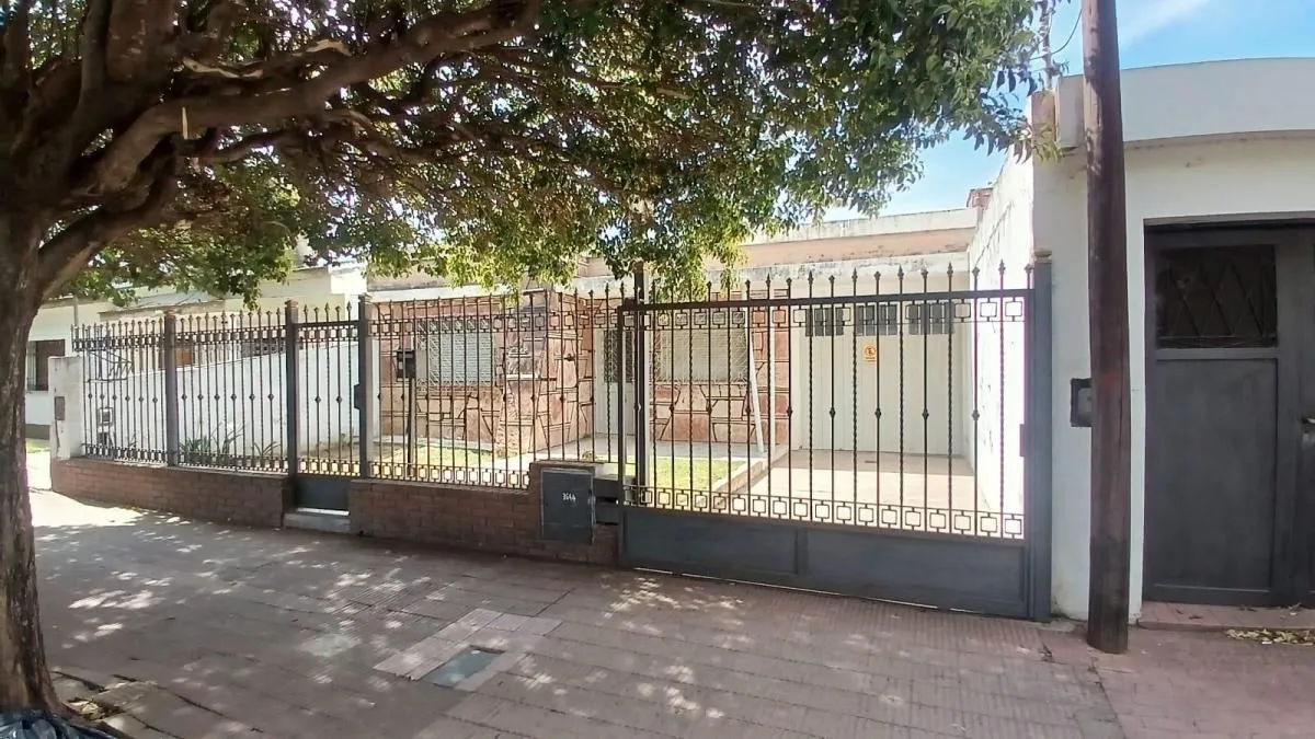 Ideal Inversor - Casa a Reciclar 3 Dorm. Garaje Doble - Patio - a m de Av Armada Argentina
