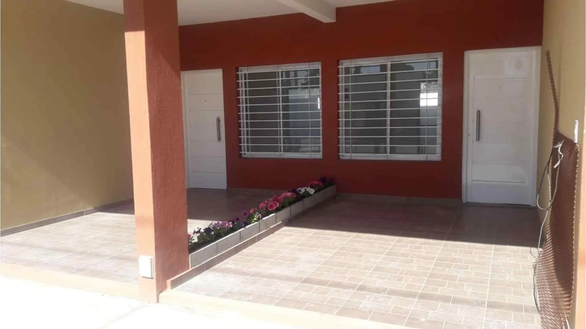 Depto. 2 ambientes con patio y entrada de auto.