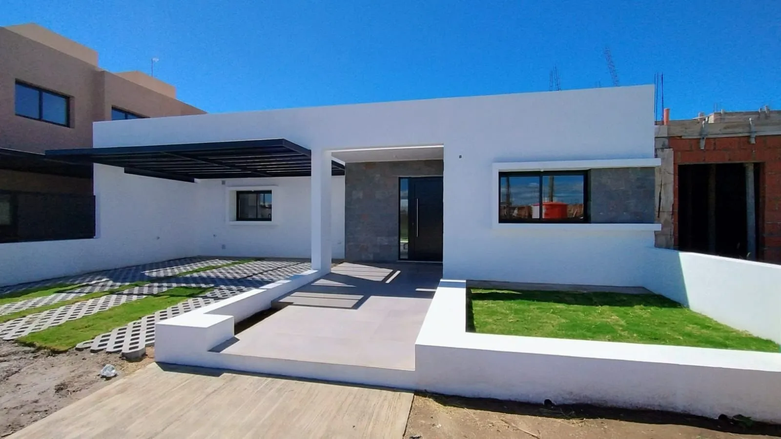 VENTA! Casa  a estrenar en Rincones de Manantiales en una sola planta