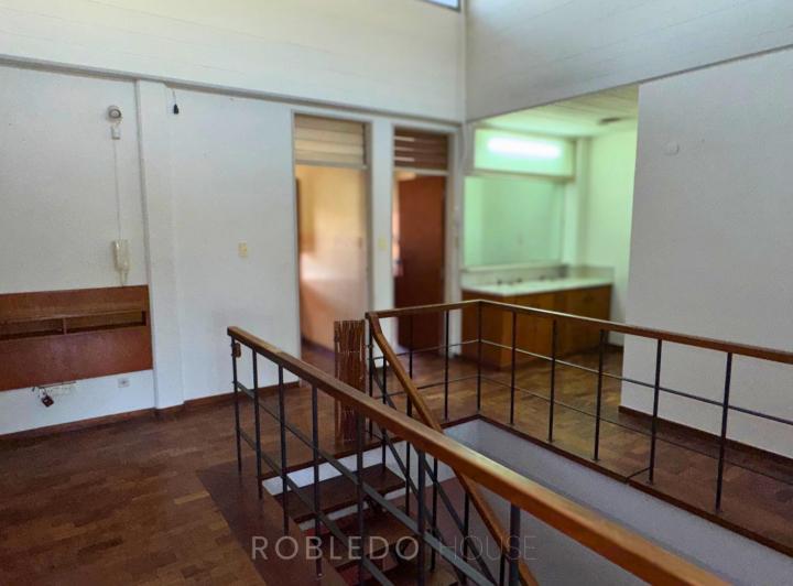 Oficina comercial · 360m² · 8 Ambientes · 2 Cocheras