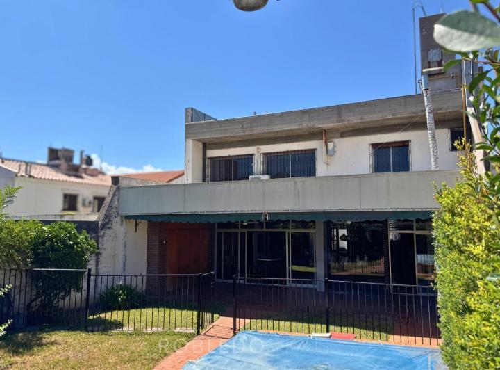 Casa · 360m² · 8 Ambientes · 2 Cocheras