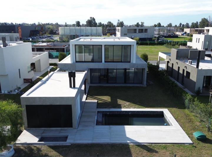 Casa · 287m² · 5 Ambientes · 2 Cocheras