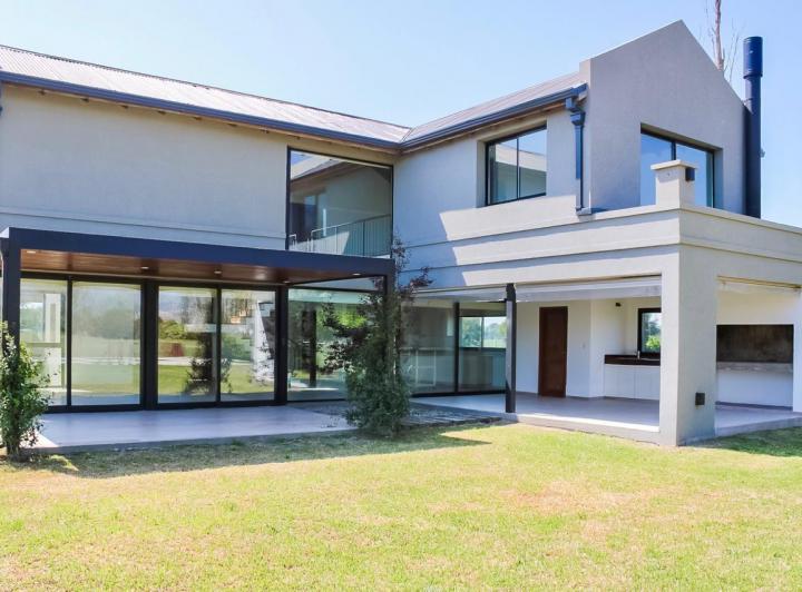 Casa · 260m² · 7 Ambientes · 2 Cocheras
