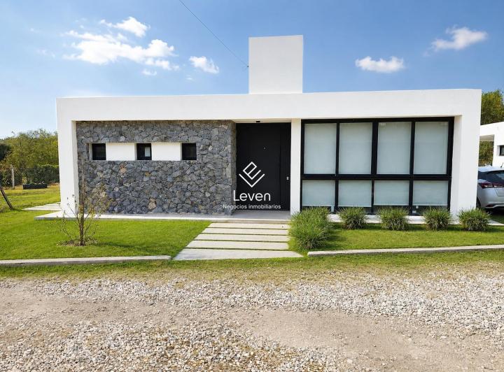 Casa · 200m² · 6 Ambientes · 3 Cocheras