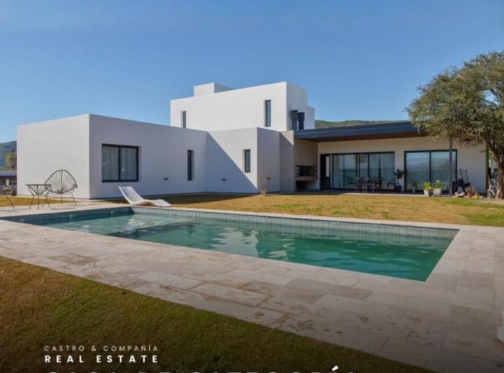 Casa · 295m² · 6 Ambientes · 1 Cochera